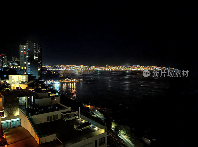 太平洋海岸的夜景Viña del Mar.背景是港口和瓦尔帕莱索市(联合国教科文组织世界遗产)。智利。